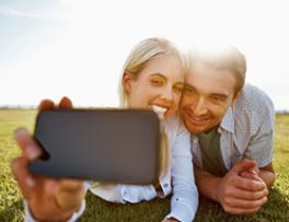 žena robí s mužom selfie